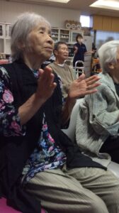 アクティブシニア楽団の演奏